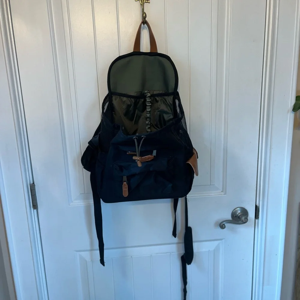 Top Paw knapsack/ backpack Cat / Dog Pet carrier holds pets up to 15lbs.